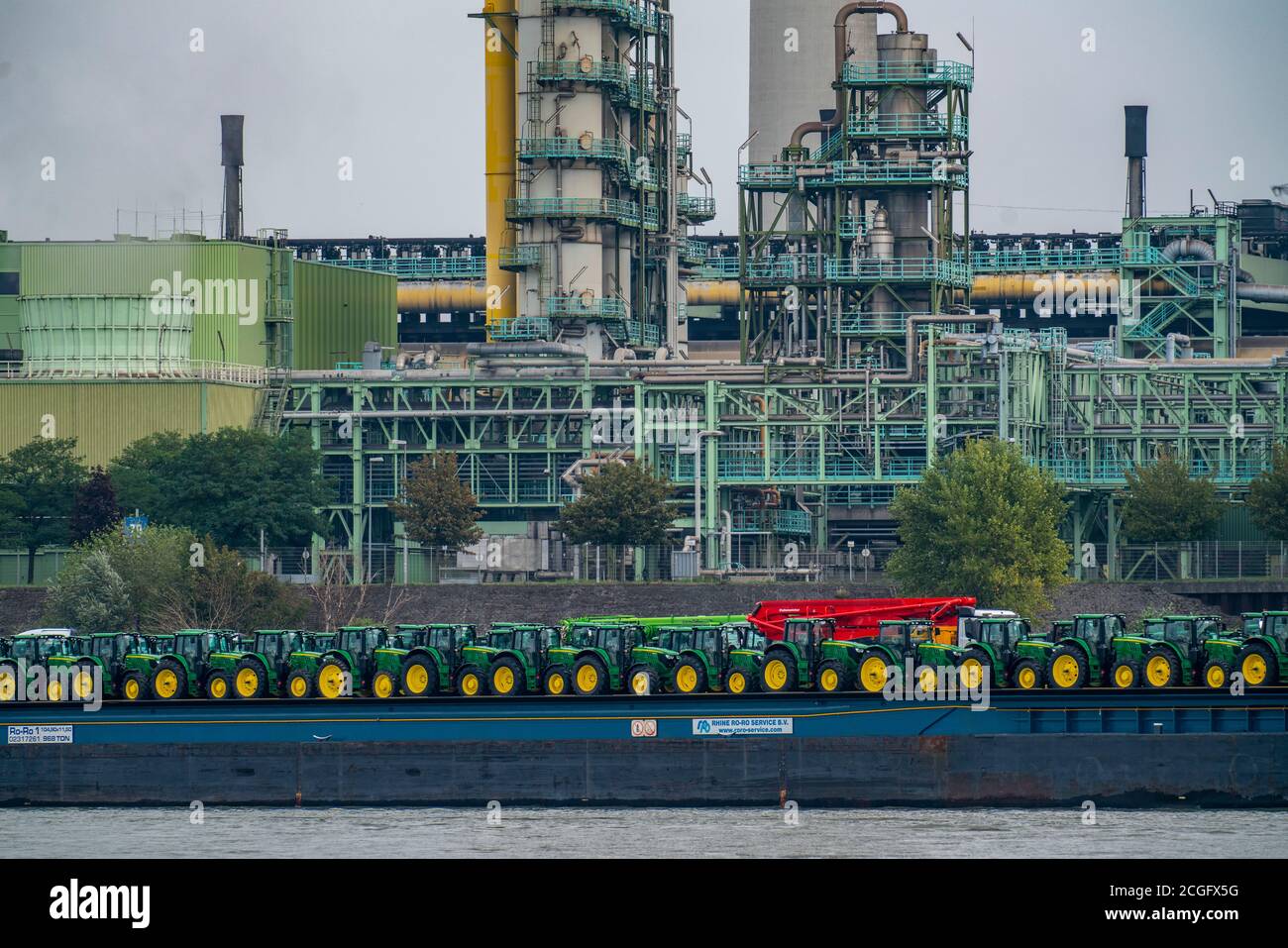 Traktor, Traktoren, Landmaschinen, auf dem Weg nach Rotterdam, Frachtschiff, Rolle auf Rolle des Frachters auf dem Rhein bei Duisburg, NRW, Deutschland Stockfoto
