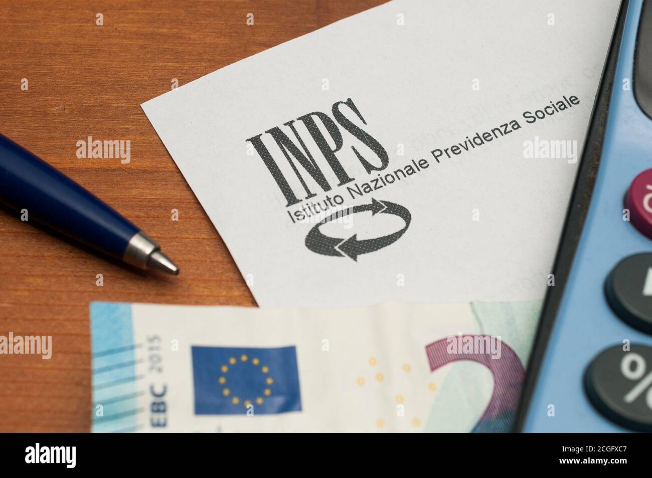 Carrara, Italien - 11. September 2020 - das INPS-Logo auf einem Blatt Papier mit Kopf. INPS ist die Institution, die sich mit der Bereitstellung von Renten, Sammeln Stockfoto