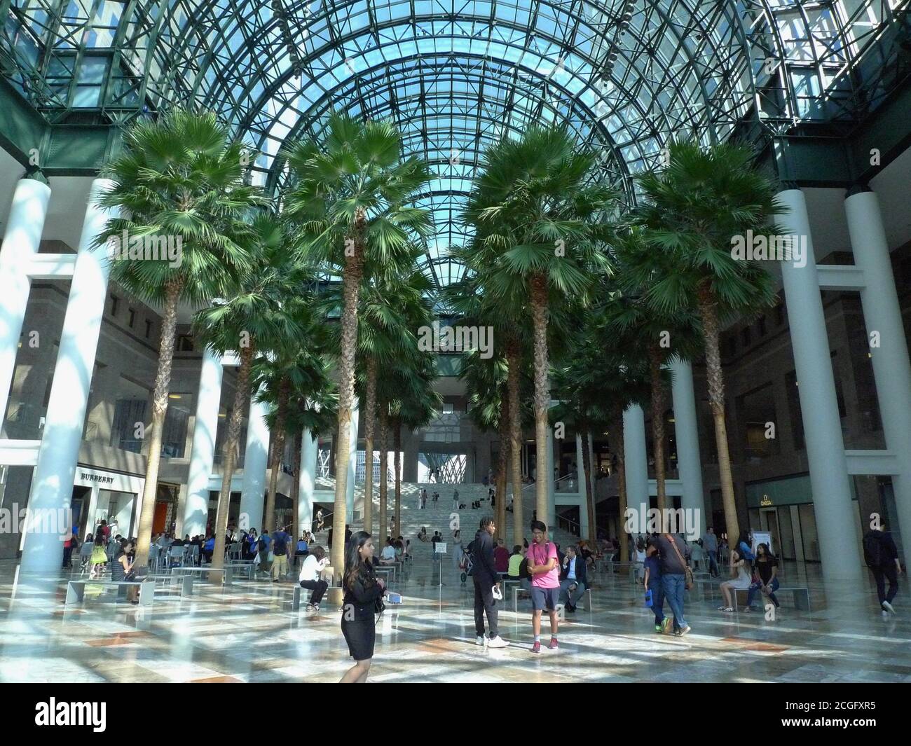 MENSCHEN IM WINTERGARTEN-ATRIUM IM WORLD TRADE CENTER Stockfoto