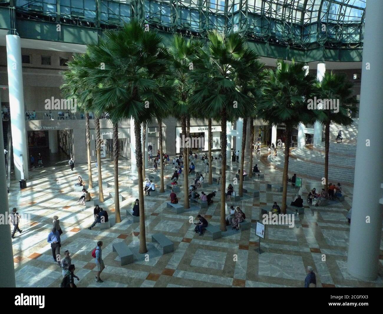 MENSCHEN IM WINTERGARTEN-ATRIUM IM WORLD TRADE CENTER Stockfoto