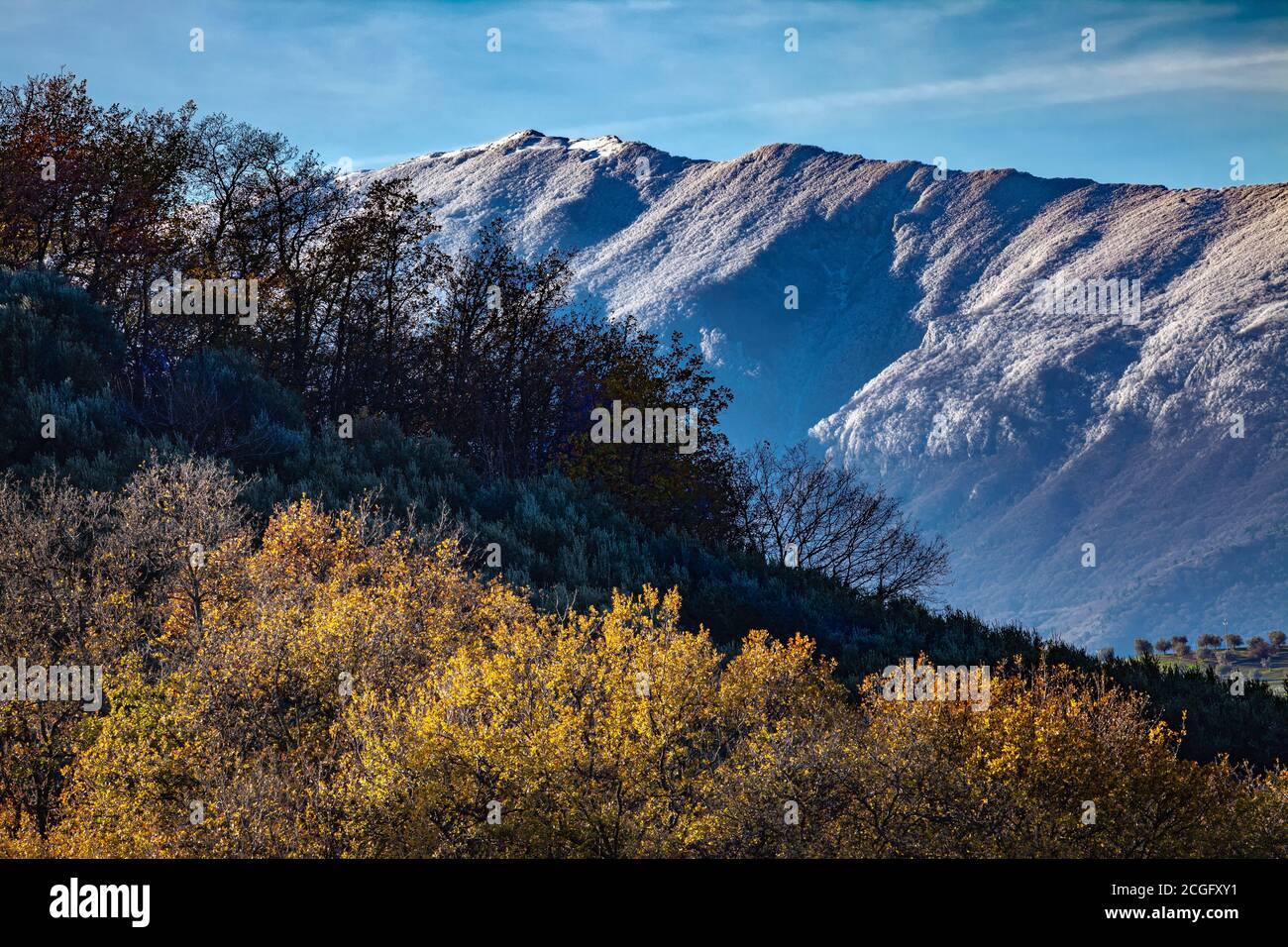 Die Gipfel des Gran Sasso und des Nationalparks Monti della Laga sind vom ersten Winterschnee getüncht. Abruzzen, Italien, Europa Stockfoto