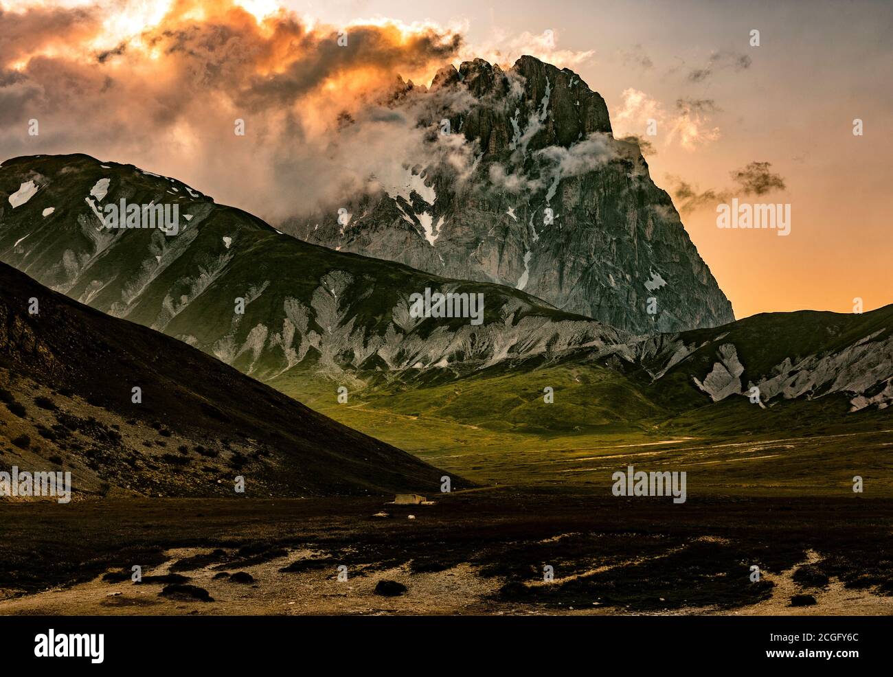 Gran Sasso und Nationalpark Monti della Laga. Dramatischer Sonnenuntergang auf dem Corno Grande. Abruzzen, Italien, Europa Stockfoto