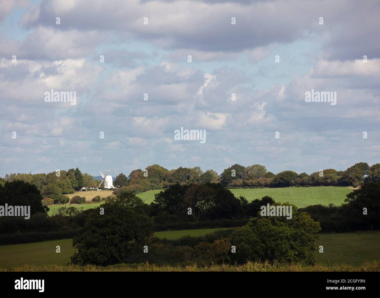Mid Sussex UK, Sommerlandschaft mit Windmühle Stockfoto