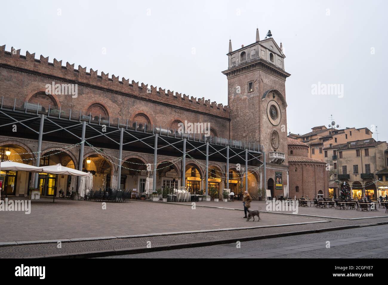 Der Uhrturm der Rotonda San Lorenzo Kirche, befindet sich auf der Piazza delle Erbe, Mantua, Lombardei, Italien. Stockfoto