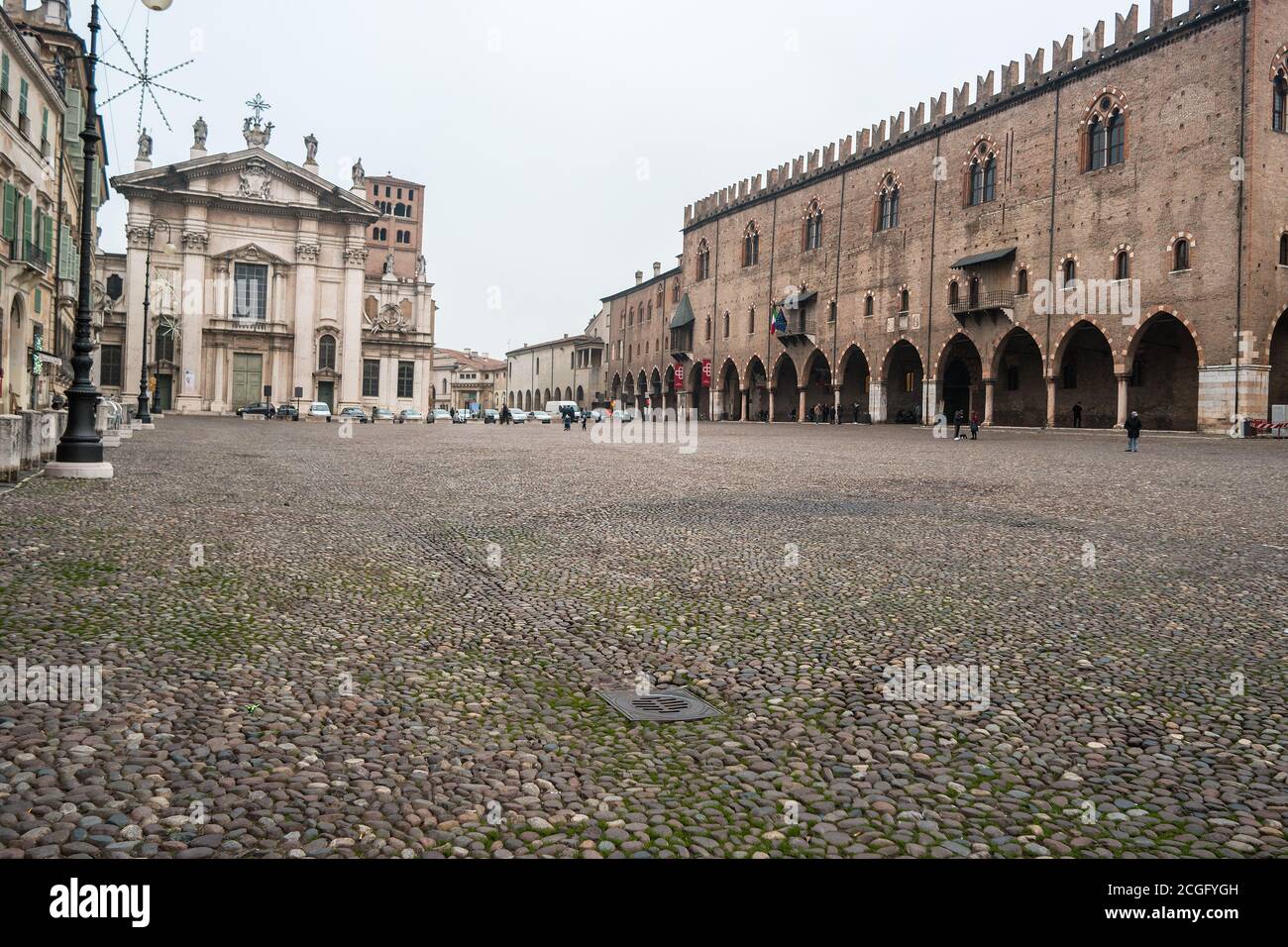 Der berühmte Platz Piazza Sordello und die Kathedrale San Pietro apostolo in Mantua, Lombardei, Italien. Stockfoto