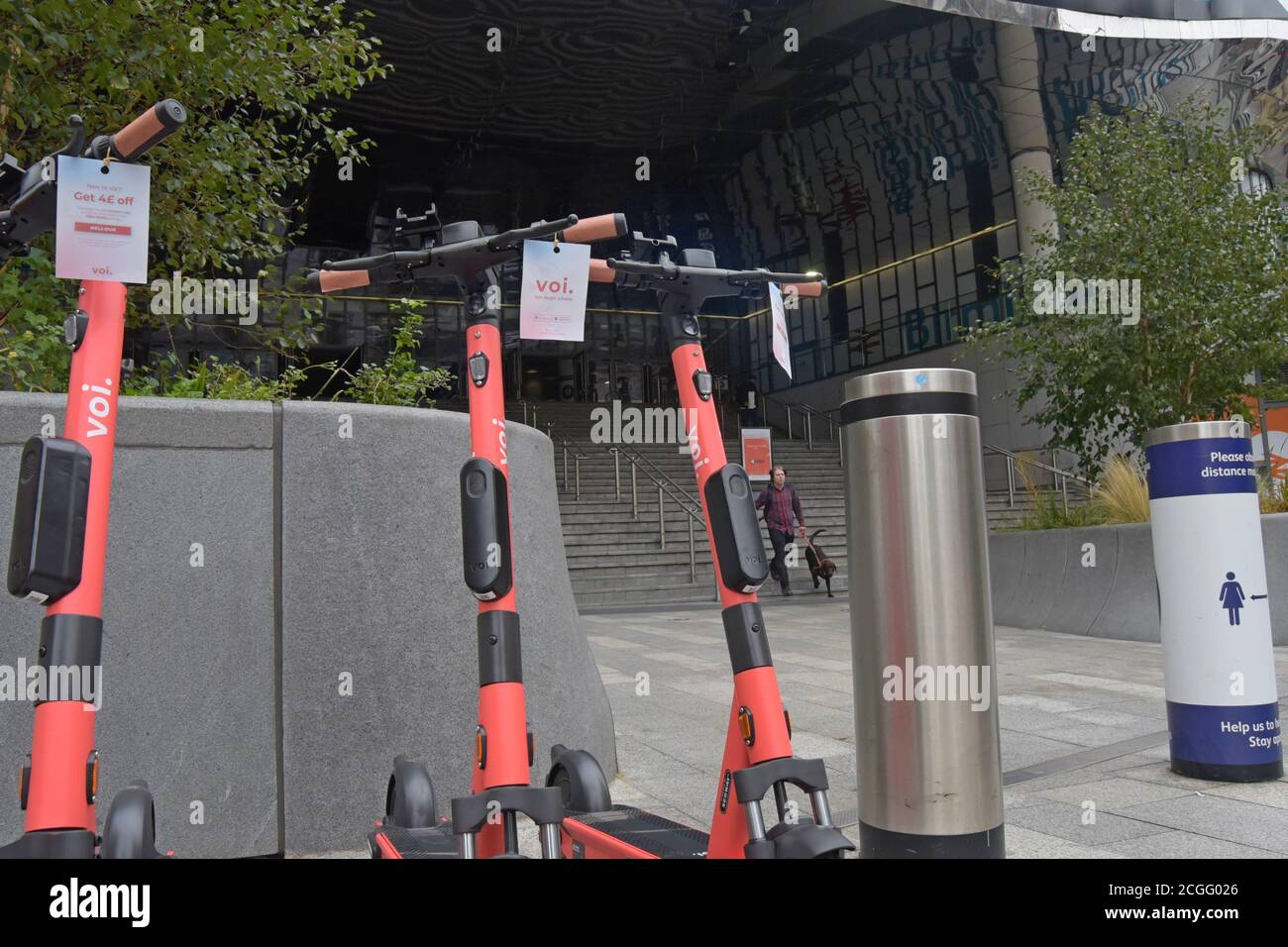 Neue VOI elektrische dockless Roller vor New Street Station, Birmingham geparkt. Das Verleihsystem begann im September 2020 in Birmingham & Coverntry Stockfoto