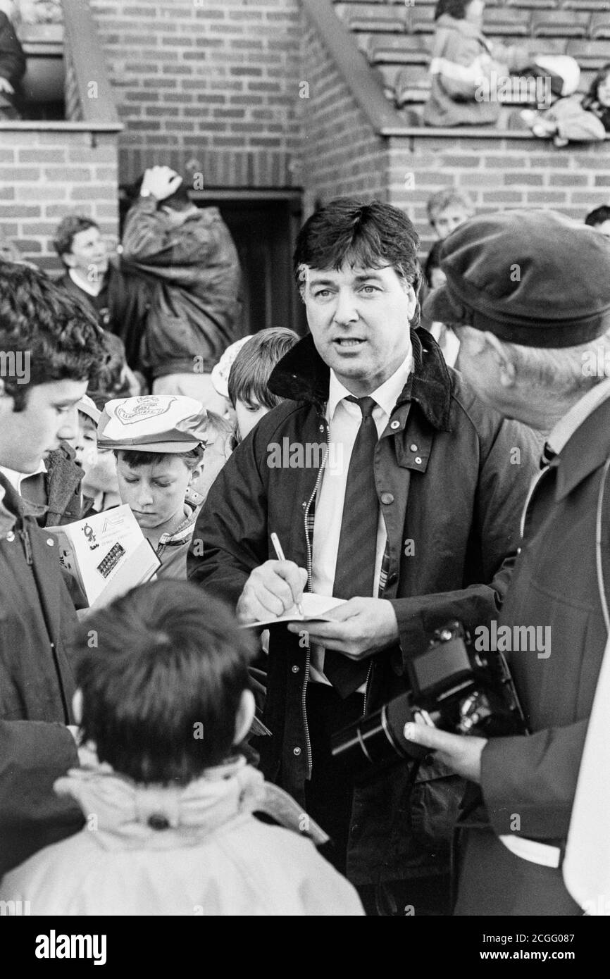 Ehemalige Wales und britische und irische Lions vor Half Barry John signieren Autogramme vor einem Spiel zwischen Llanelli RFC und einem Urdd XV im Stradey Park, Llanelli, Carmarthenshire, Wales am 29. März 1989. Stockfoto