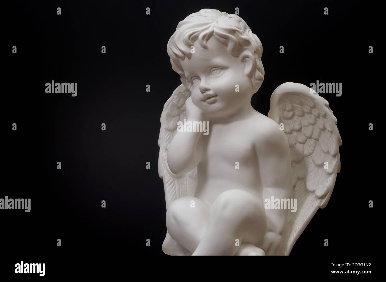 Schöne weiße Engel auf schwarzem Hintergrund Nahaufnahme. Symbol der Liebe, des Glaubens und der Hoffnung Stockfoto