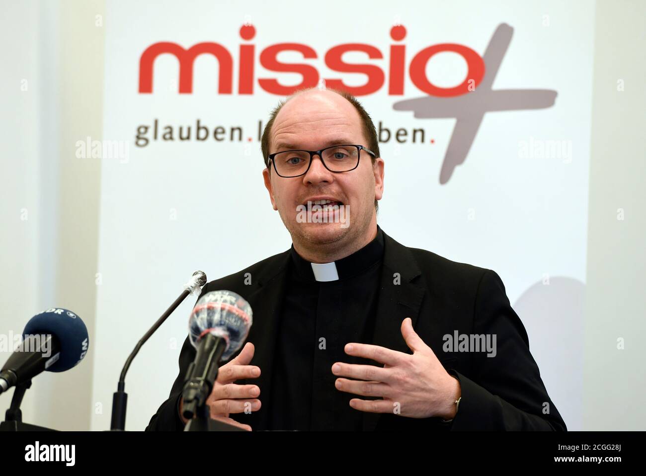 Köln, Deutschland. September 2020. Pfarrer Dirk Bingener, Präsident der Internationalen Katholischen Missionsarbeit missio Aachen, stellt auf einer Pressekonferenz die Ergebnisse einer Umfrage zum Missbrauch von Ordensschwestern durch Geistliche in Afrika, Asien und Ozeanien vor. Quelle: Roberto Pfeil/dpa/Alamy Live News Stockfoto