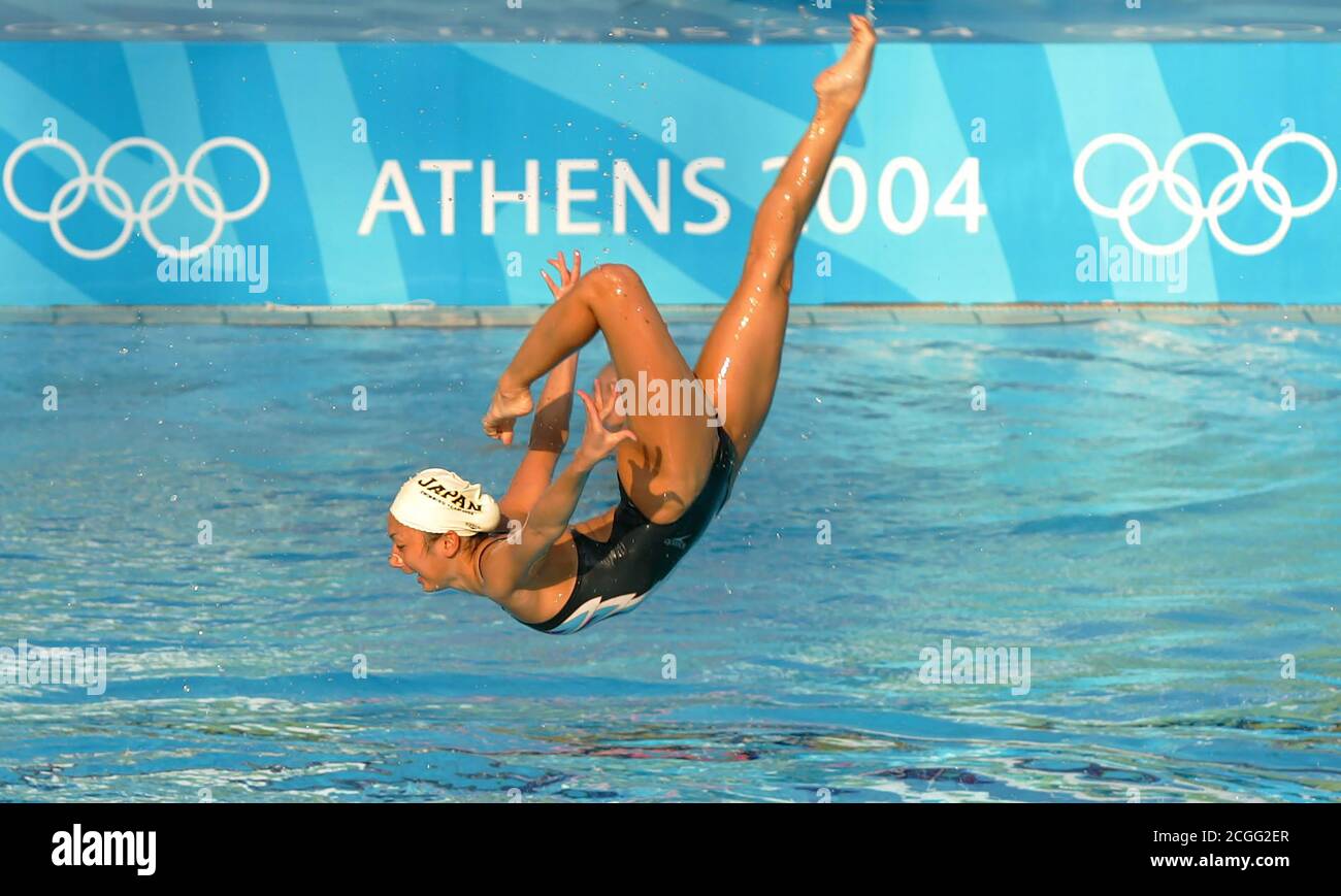 DIE JAPANISCHE SYNCHRONISIERTE SCHWIMMMANNSCHAFT ANMUTIGE ROUTINE - 13 AUG 2004 OLYMPISCHE SPIELE, ATHEN, GRIECHENLAND - AUG 2004 BILDNACHWEIS : © MARK PAIN / ALAMY Stockfoto