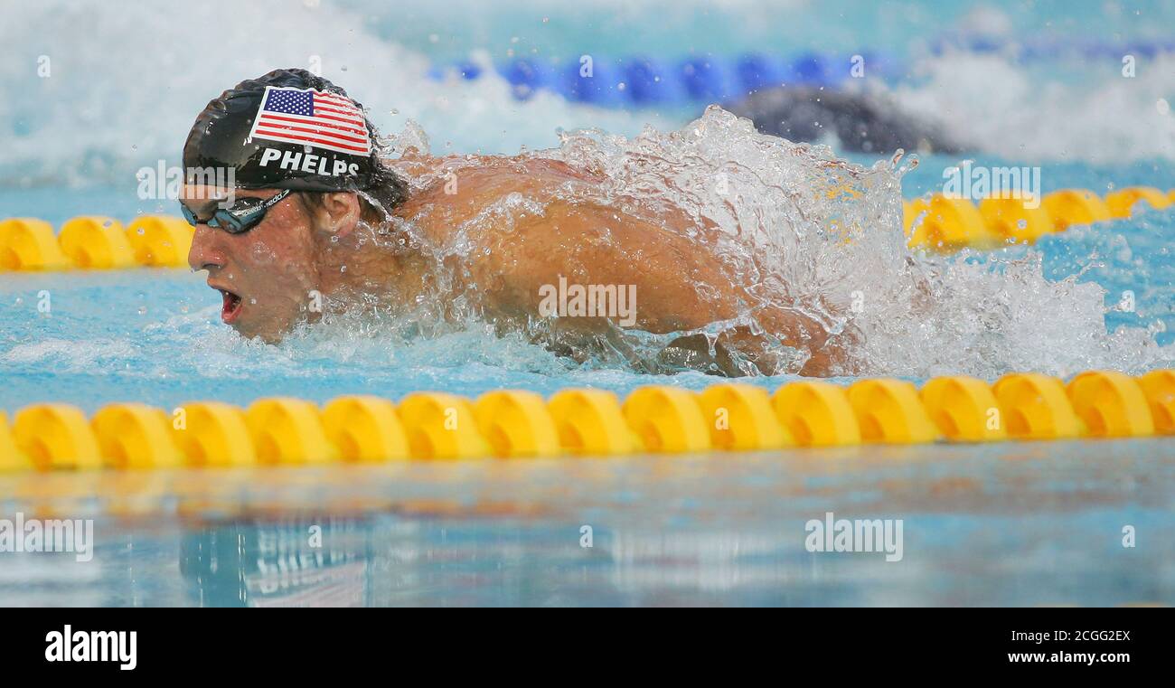 MICHAEL PHELPS BRICHT DEN 400M-EINZELMEDLEY-WELTREKORD UND GEWINNT GOLD - 14/8/2004 OLYMPISCHE SPIELE, ATHEN, GRIECHENLAND. BILDNACHWEIS: MARK SCHMERZ Stockfoto