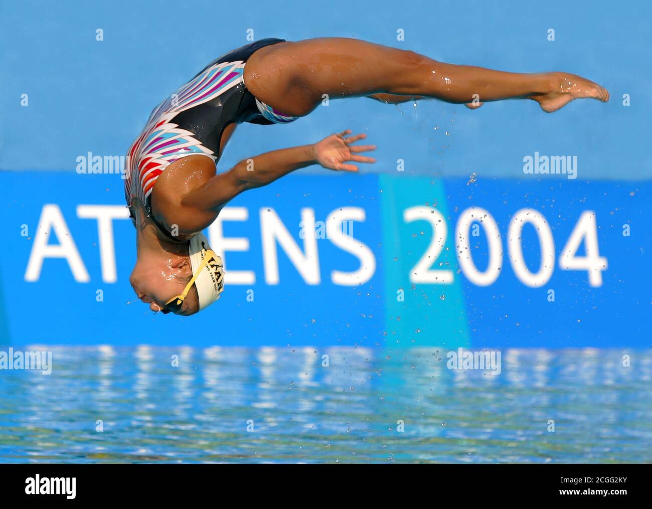 EIN JAPANISCHER SYNCHRONSCHWIMMER FLIEGT WÄHREND IHRER ROUTINE DURCH DIE LUFT - 13/8/2004 OLYMPISCHE SPIELE, ATHEN, GRIECHENLAND. PIC CREDIT : MARK PAIN / ALAMY Stockfoto