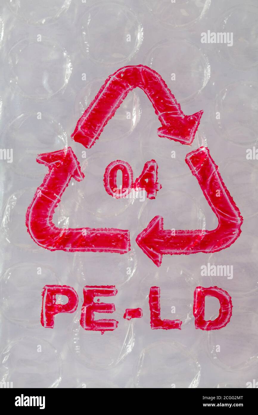 PE-LD Polyethylen niedriger Dichte 4 Stempel auf Plastikpolsterfolie Verpackung PE-LD Recycling-Logo-Symbol Stockfoto
