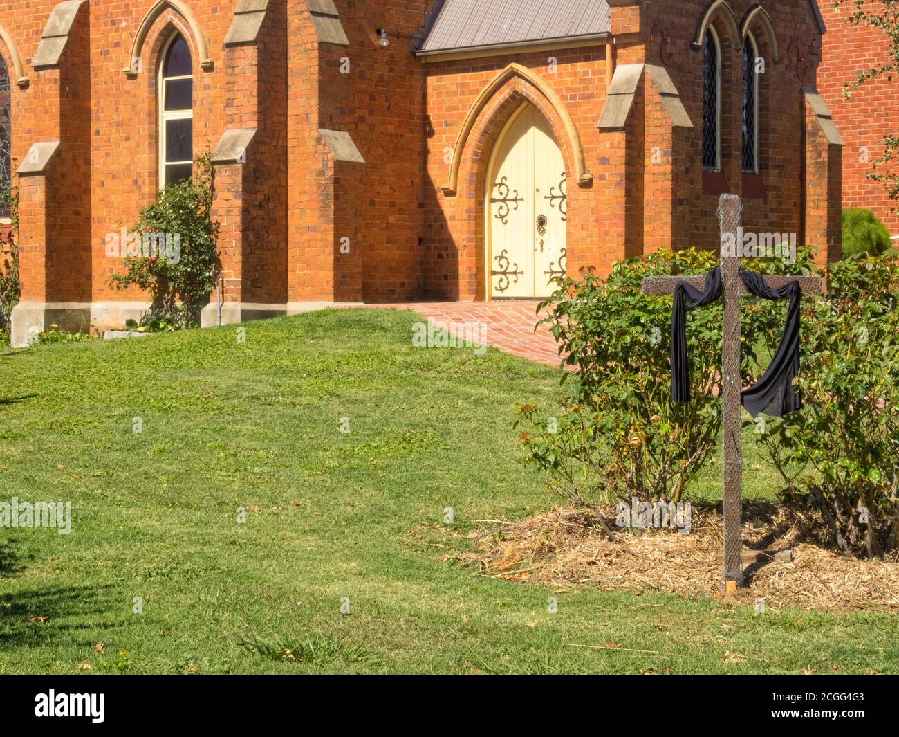 Holzkreuz vor der St. Andrew's Uniting Church - Mansfield, Victoria, Australien Stockfoto