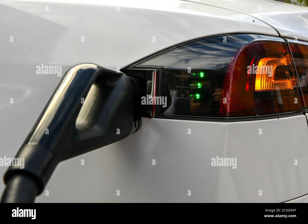 Berlin, Deutschland. September 2020. Auf dem EUREF-Campus Berlin wird ein Tesla auf einen neuen Tesla V3 Supercharger der neuesten Generation geladen. Als einer der ersten Standorte in Deutschland wird hier die neue Tesla-Schnellladestation in Betrieb genommen. Quelle: Jens Kalaene/dpa-Zentralbild/dpa/Alamy Live News Stockfoto