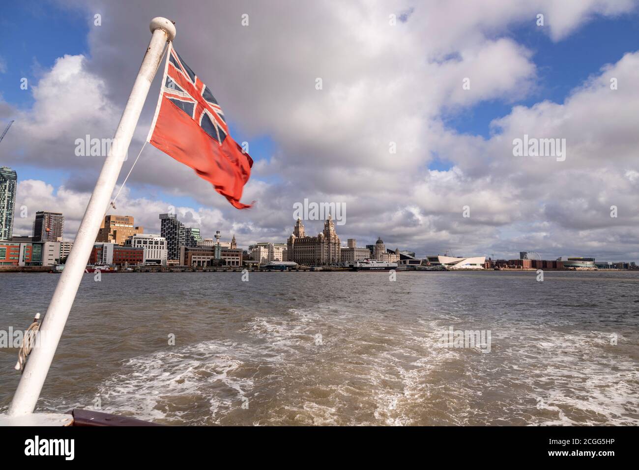Blick auf die Skyline von Liverpool von der Mersey Ferry, Merseyside, England Stockfoto