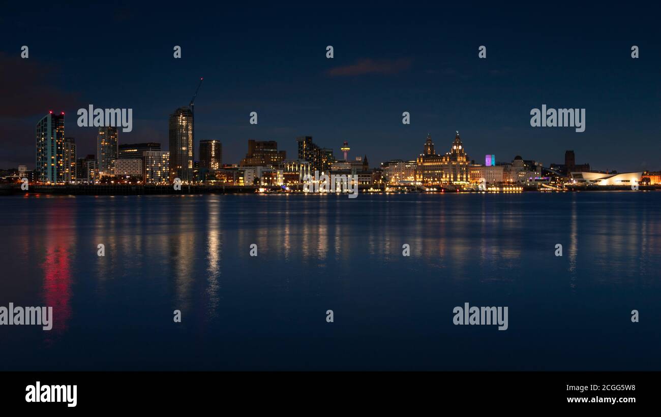 Skyline von Liverpool und River Mersey bei Nacht, Merseyside, England Stockfoto