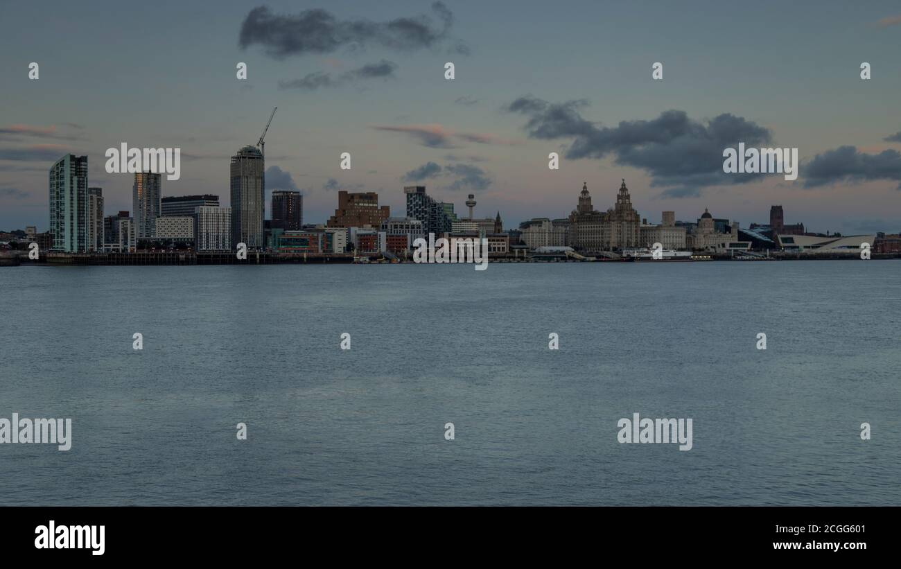 Skyline von Liverpool und River Mersey in der Abenddämmerung, Merseyside, England Stockfoto