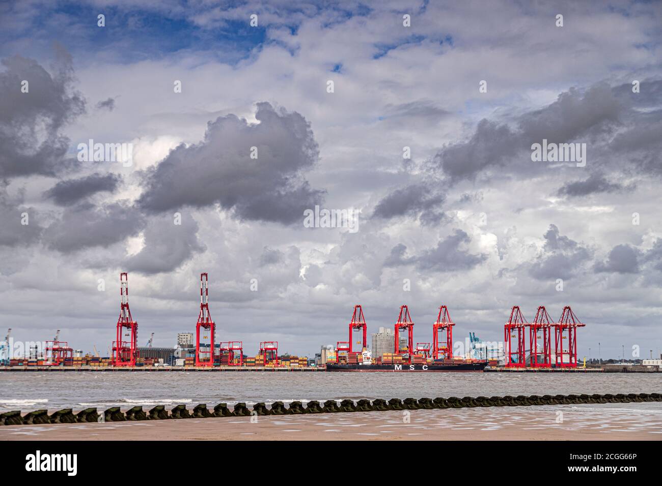Liverpool 2 Container Dock Kräne von New Brighton, Wirral aus gesehen Stockfoto