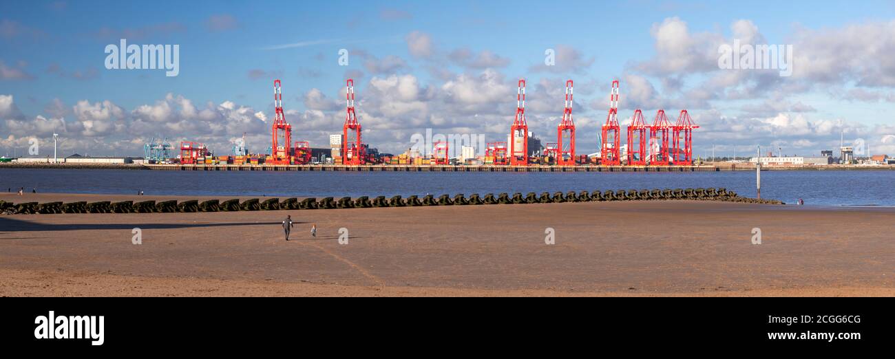 Liverpool 2 Container Dock Kräne von New Brighton, Wirral aus gesehen Stockfoto
