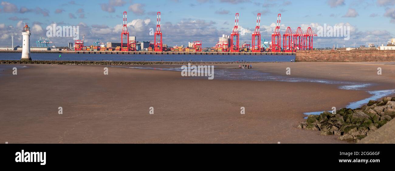 Pamoramischer Blick auf Liverpool 2 Container Terminal und New Brighton Beach, Merseyside, England Stockfoto