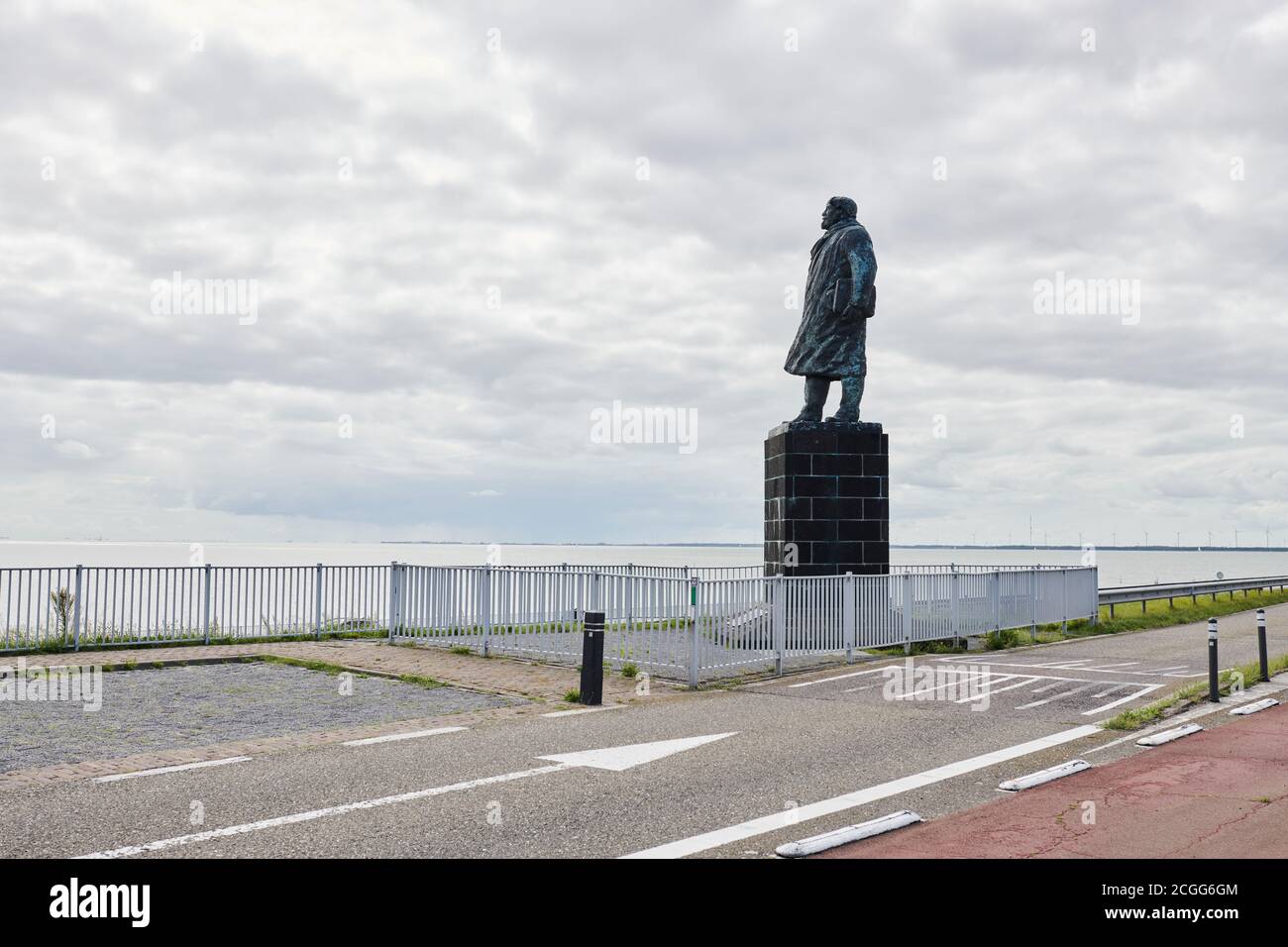 Afsluitdijk in den Niederlanden mit Statue des Ingenieurs Cornelis Lely Stockfoto