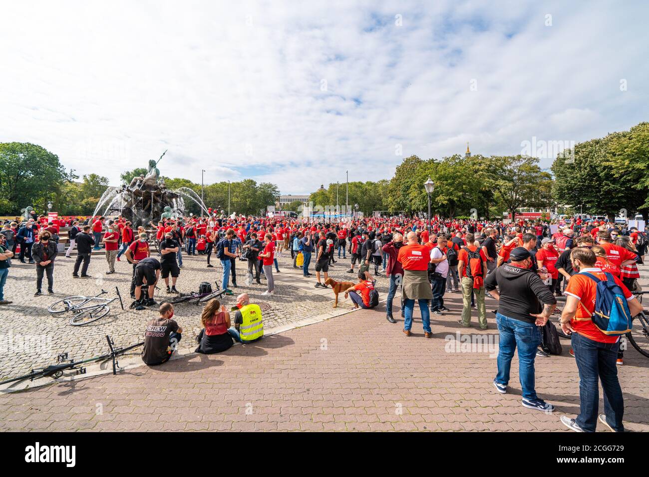 09.09.2020, Berlin, zur symbolischen Zeit von fünf nach zwölf (12:05 Uhr) startete der 4. protestmarsch von Vertretern und Unterstützern der Veranstaltungsbranche in Berlin, der von Corona stark verschmutzt ist, unter dem Motto #AlarmstufeRot. Ein weiterer Leitgedanke der Demonstration war: Stoppt die Konkurswelle in der Eventbranche! Die Demo startete für Fußgänger am Alexanderplatz und für Fahrzeuge am Olympischen Platz und ging bis zum Brandenburger Tor. Im Bild: Protestierende mit Schilder am Neptunbrunnen. Weltweite Nutzung Stockfoto