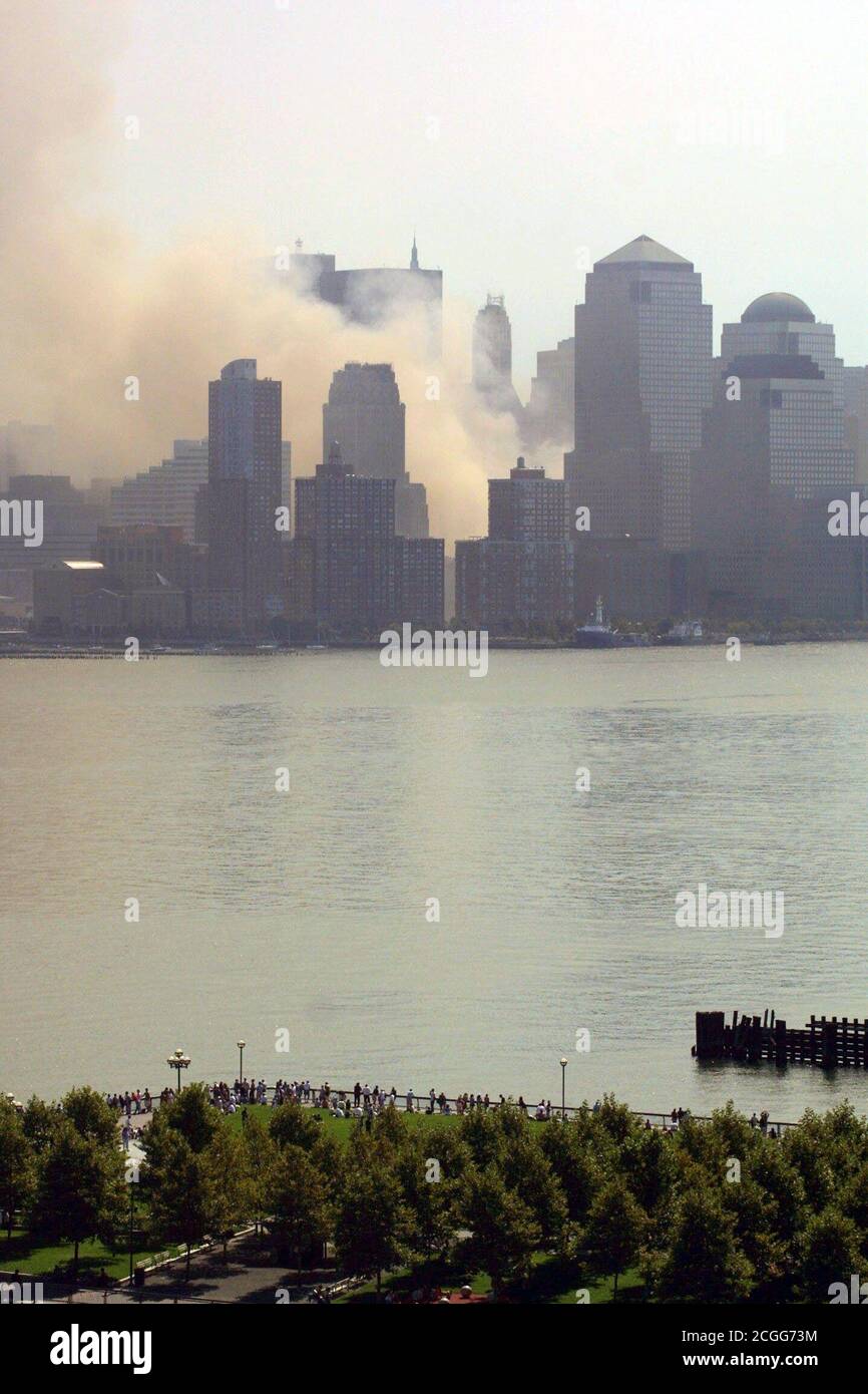 Blick vom 12. September 2001 von New Jersey auf die Skyline von Manhattan ohne die Zwillingstürme des World Trade Centers. Wo die beiden Türme am Vortag standen, ist nur eine Rauchwolke zu sehen. Am 11. September 2001 stürzten in schneller Folge zwei Flugzeuge in die Türme des World Trade Centers ein. Neben den Insassen der Maschinen wurden bei den schweren Explosionen wahrscheinlich zahlreiche Menschen in den beiden Wolkenkratzern getötet. Es wird angenommen, dass Tausende von Leichen unter den massiven Trümmerbergen des World Trade Centers liegen. Nach vorläufigen Angaben mehr als 2000 pe Stockfoto