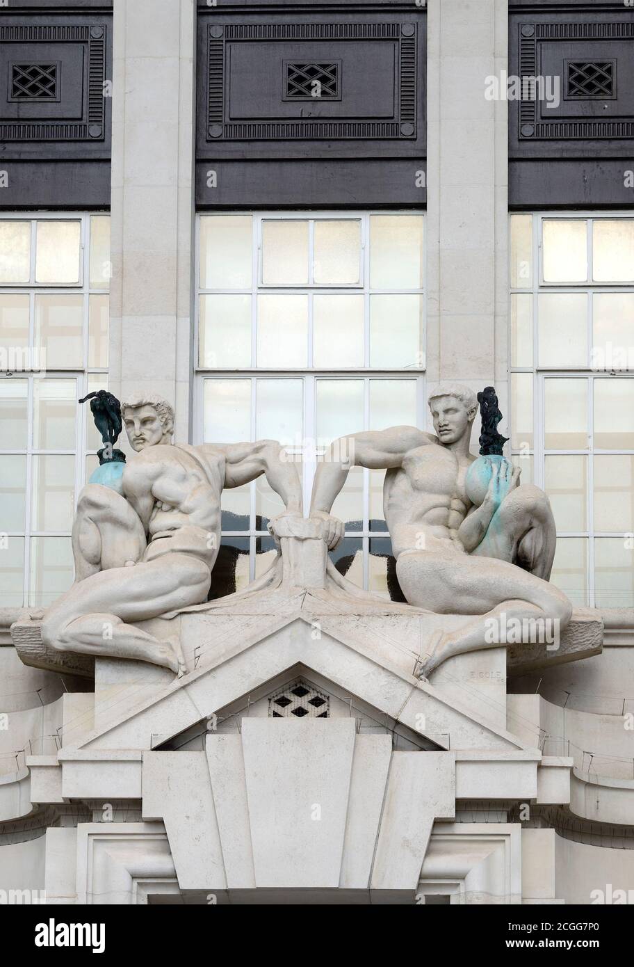 London, England, Großbritannien. Skulptur: 'Wohlwollen und Menschlichkeit' von Ernest Cole, Bildhauer. 1921. Portland Stein. An der Westfassade von County Hall auf der S Stockfoto
