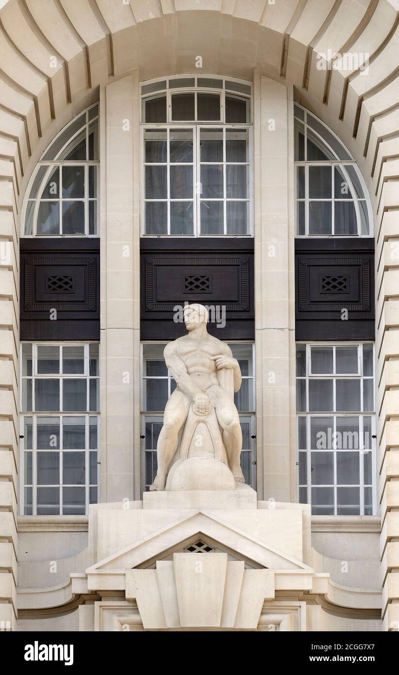 London, England, Großbritannien. Skulptur: 'Stadtplanung' von Alfred Hardiman, Bildhauer. 1921. Portlandstein. An der Westfassade der County Hall am Südufer Stockfoto