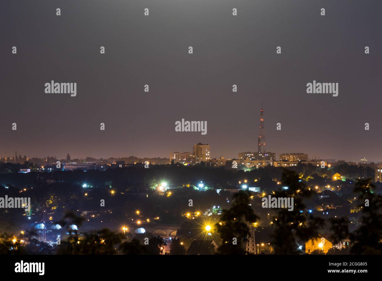 Nachts Stadtlichter Panorama. Große Stadt mit hellem Mondlicht aufgehellt. Bunte romantische klare Himmel Nacht Blick auf Charkiw, Ukraine Stockfoto