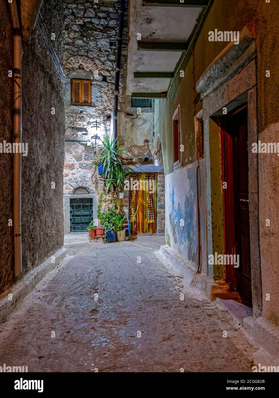 Nachtspaziergang in Mesta, einem der schönsten Dörfer auf der Insel Chios. Seine aufwendige urbane Textur vermittelt den Eindruck eines Labyrinths. Stockfoto