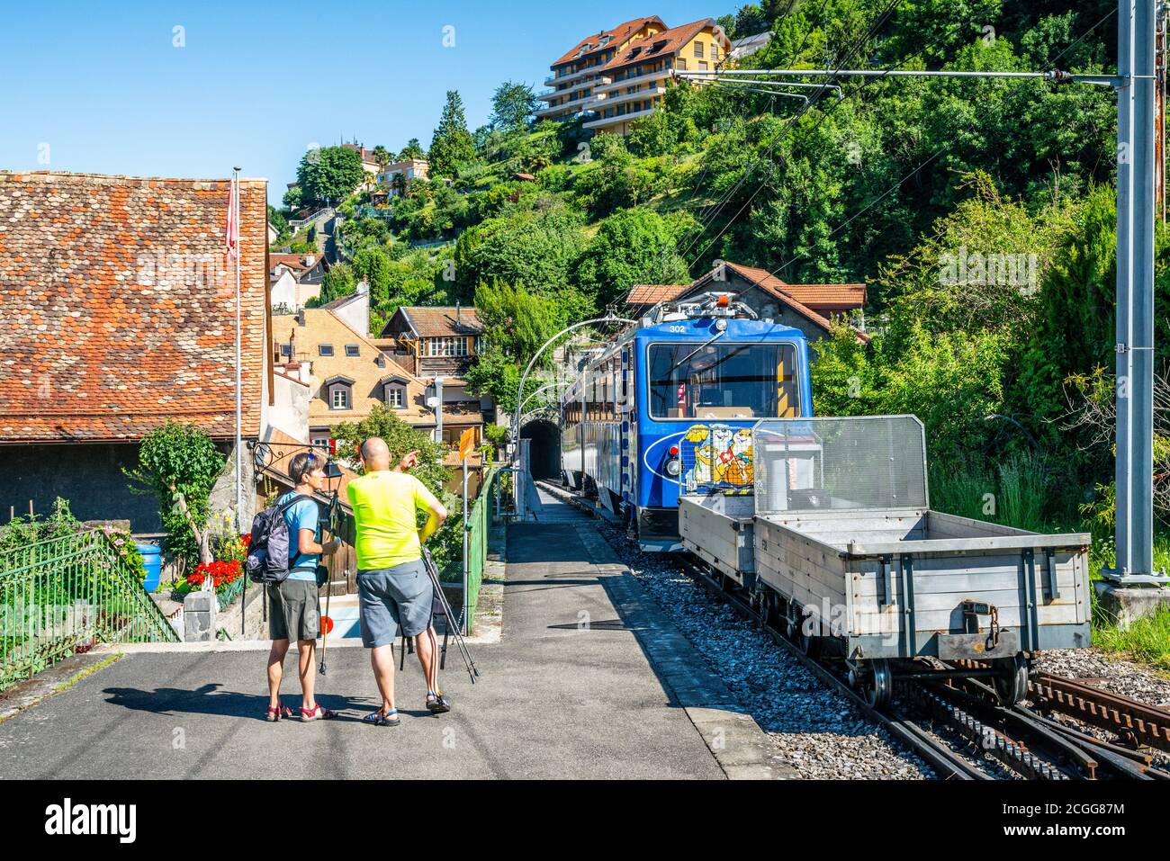 Montreux Schweiz , 5. Juli 2020 : Cog-Zug nach Rochers-de-Naye und zwei Touristen Wanderer in Montreux Altstadt Schweiz Stockfoto