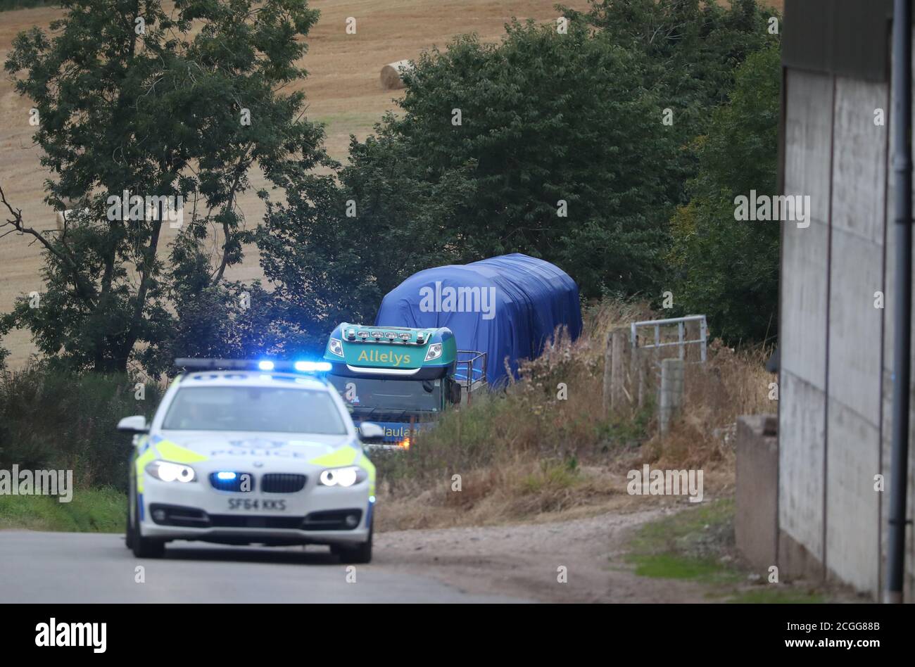 Eine Kutsche wird von der Stelle des Stonehaven Eisenbahnunglück auf einem Tieflader transportiert, als Teil der Arbeit, die am Schauplatz in Aberdeenshire nach der Entgleisung des ScotRail-Zuges, die das Leben von drei Menschen am 12. August kostete, fortgesetzt wird. Stockfoto