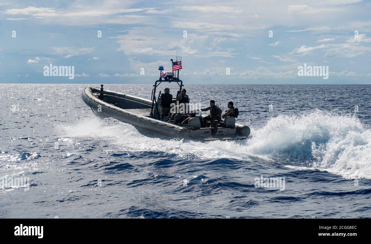 200908-N-QI061-0318 ATLANTISCHER OZEAN (08. September 2020) EIN Rigid Hull Inflatable Boat (RHIB), das dem Freedom-Class Litoral Combat Schiff USS Detroit (LCS 7) zugeordnet ist, durchreist den Atlantik. Detroit wird in den Verantwortungsbereich des U.S. Southern Command entsandt, um die Mission der Joint Interagency Task Force South zu unterstützen, die auch die Bekämpfung des illegalen Drogenhandels in der Karibik und im Ostpazifik umfasst. (USA Navy Foto von Mass Communication Specialist 2nd Class Nathan T. Beard/veröffentlicht) Stockfoto