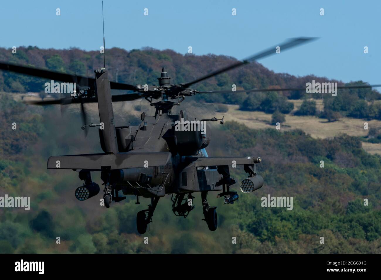 U.S. Army AH-64 Apache-Hubschrauber mit 1-3rd Attack Bataillon, 12. Kampfluftbrigade fliegen in Position, um Ziele bei Baumholder, Deutschland, 8. September 2020 zu erreichen. Soldaten mit 1-3 ab führten eine gemeinsame Schulung mit den deutschen Joint Terminal Attack Controllern durch, um die Interoperabilität und den Zusammenhalt zu erhöhen. (USA Armeefoto von Ismael Ortega) Stockfoto