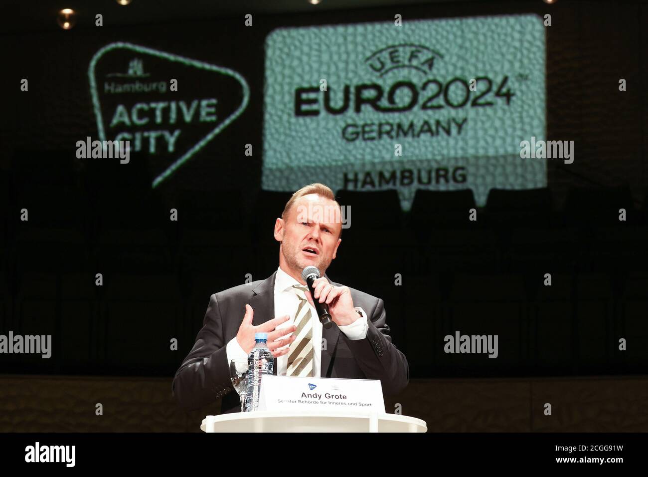 11. September 2020, Hamburg: Andy Grote (SPD), Senator für Inneres und Sport in Hamburg, spricht bei einem Presseevent auf der Bühne in der Elbphilharmonie. Die Auslosung für die Fußball-Europameisterschaft 2024 in Deutschland findet in der Hamburger Elbphilharmonie statt. Foto: Christian Charisius/dpa Stockfoto