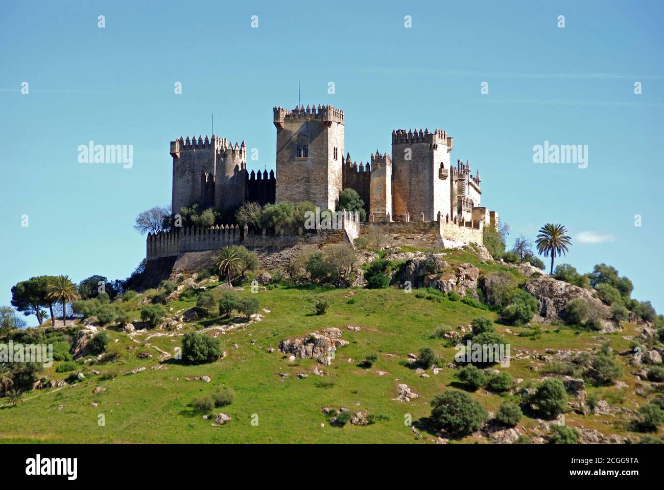 Blick auf die Burg auf dem Hügel, Almodovar del Rio, in der Nähe von Cordoba, Provinz Córdoba, Andalusien, Spanien, Westeuropa. Stockfoto