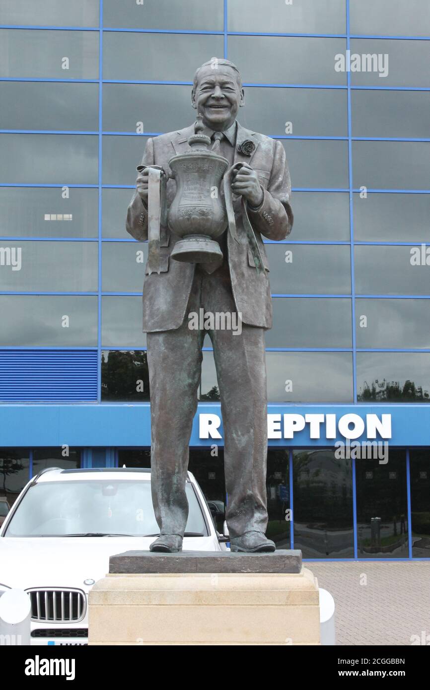 Statue von Dave Whelan mit FA Cup DW Stadium in Wigan Manchester, Großbritannien Stockfoto