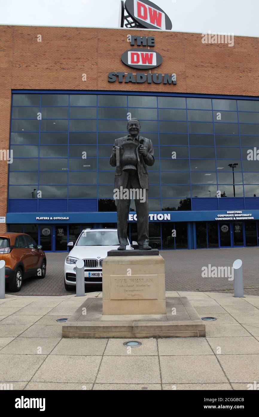 Außeneingang des DW-Sportstadions mit Dave Whelan-Statue. Stockfoto