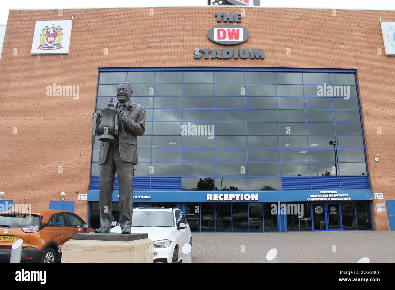 Wigan Football Stadium, DW Stadium Eingang mit Dave Whelan Statue draußen Stockfoto