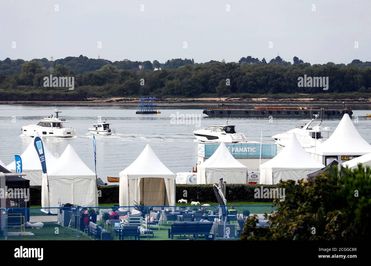 Boote und Luxusyachten werden von der Boats2020 Show in Southampton nach der Absage der Veranstaltung, die am Freitag beginnen sollte, umgezogen. Die Organisatoren mussten in letzter Minute absagen, da die zunehmende Verbreitung des Coronavirus zunehmend beunruhigt war. Stockfoto