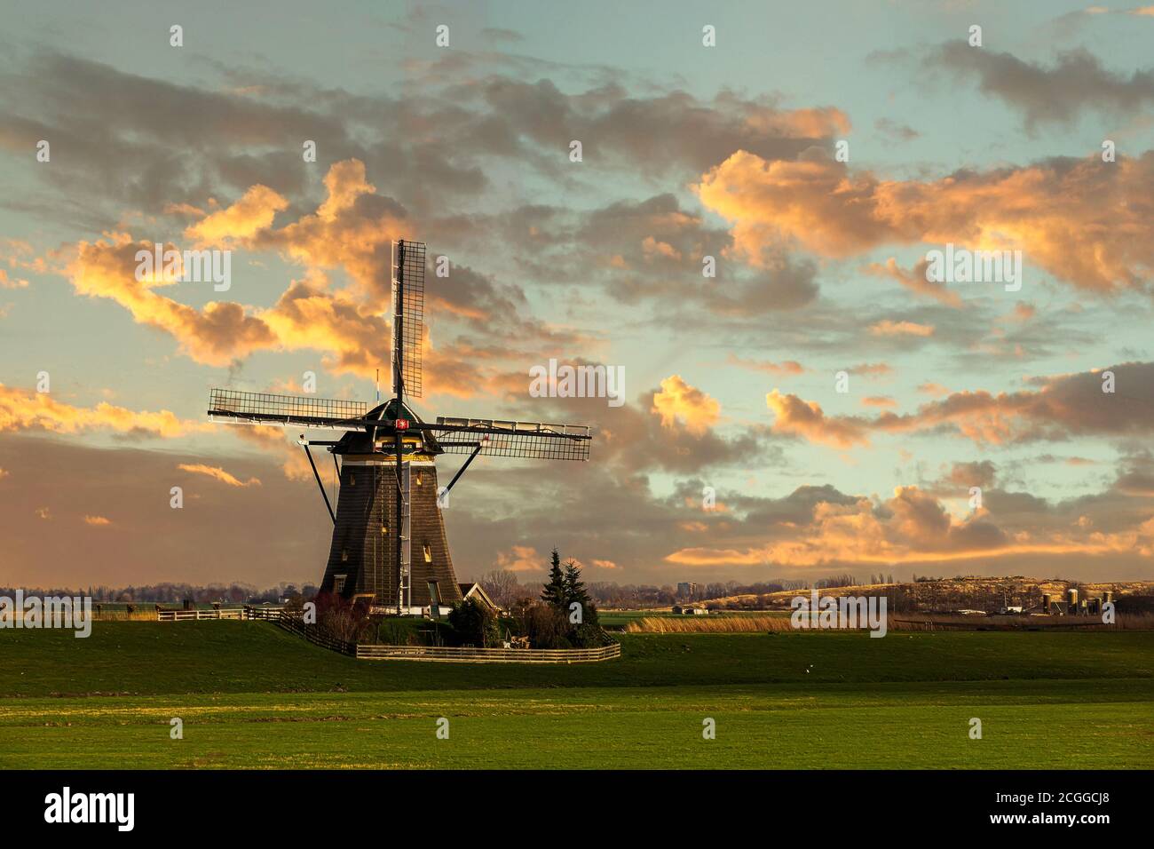 Niederländische Windmühle am Rande des feuchten Landes unter dem Meeresspiegel gelegen. Die 'Anno 1672' ist das Baujahr der Windmühle. Stockfoto