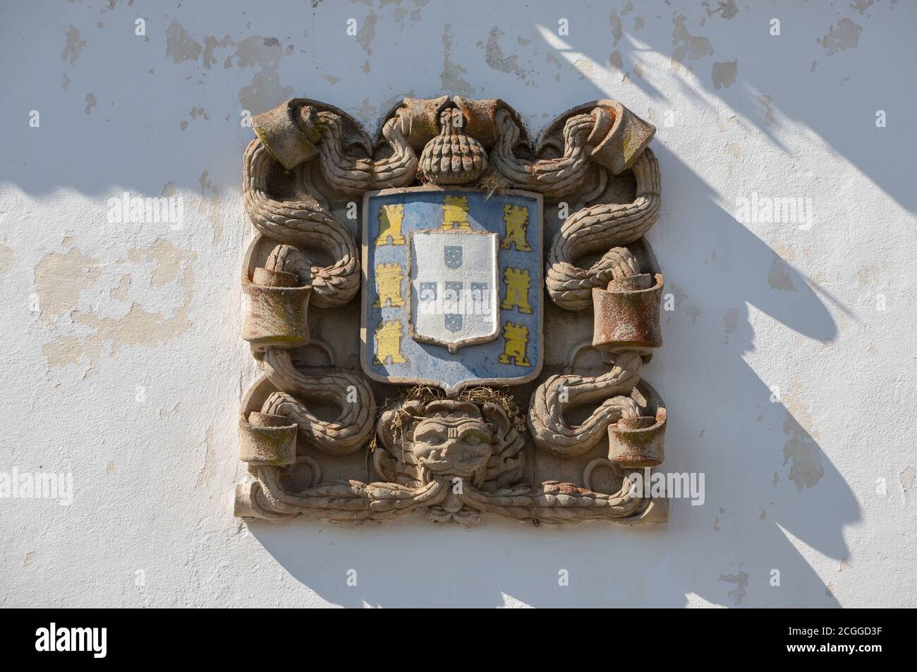 Portugiesisches altes gemeißeltes Steinwappen aus dem historischen Dorf Almeida, Portugal Stockfoto