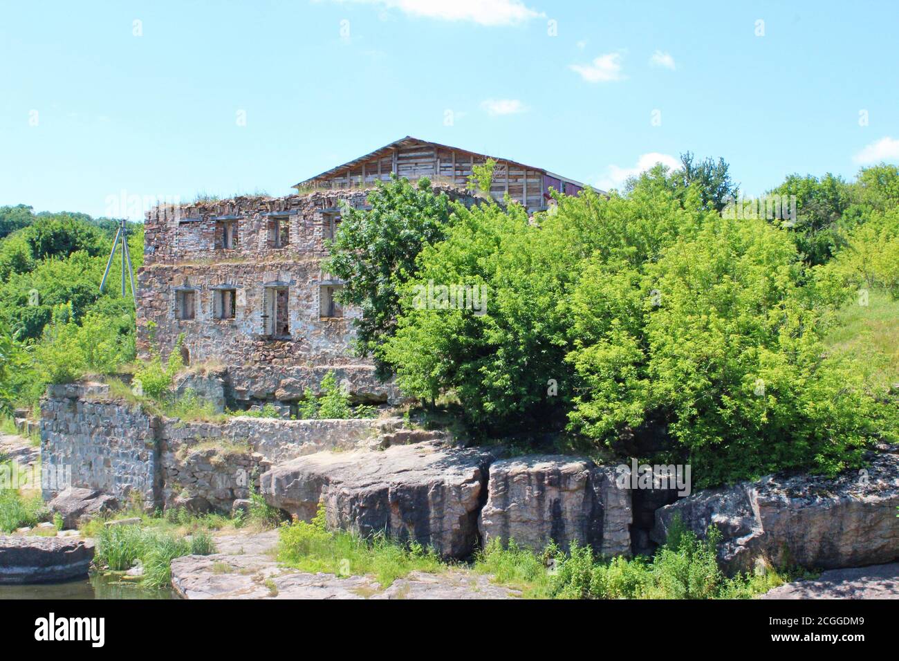 Verlassene Steingebäude in der Natur, touristischer Ort Stockfoto