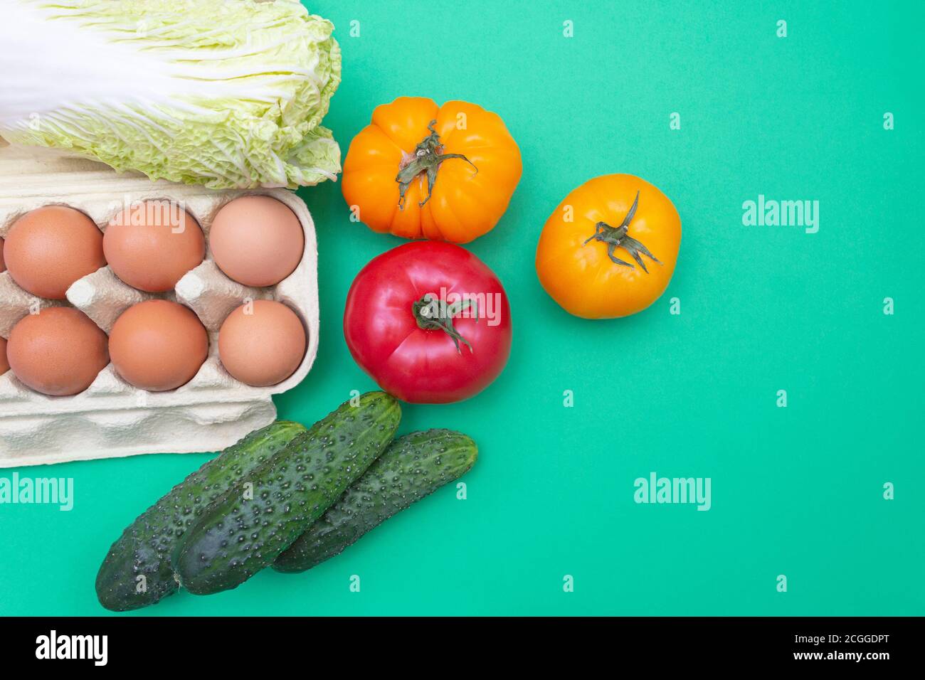 Gemüse-Set von Produkten - Tomaten, Gurken, Kohl und frische Eier. Eco-Konzept Stockfoto