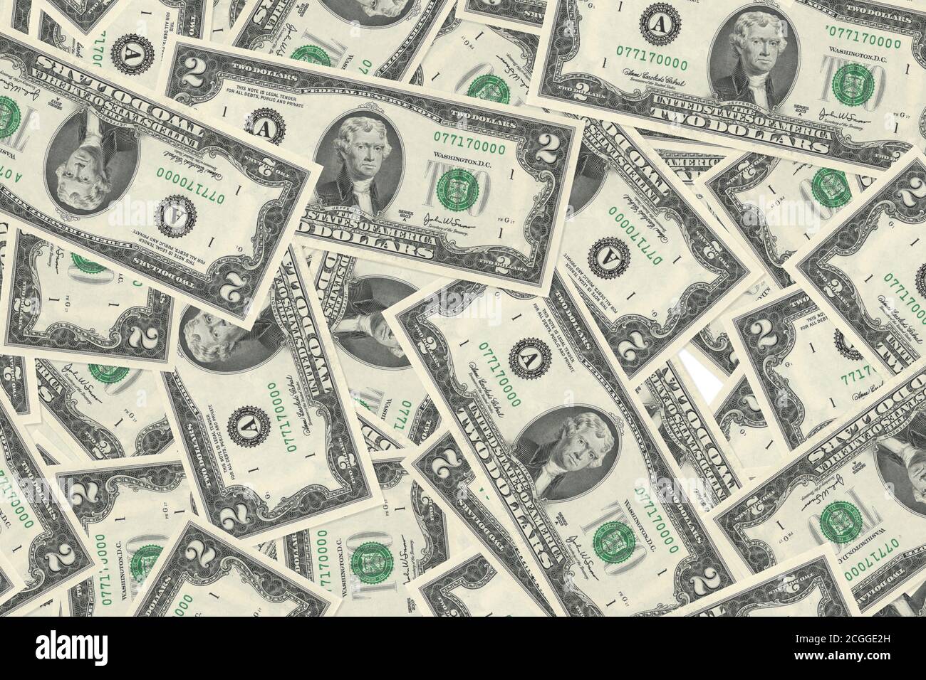 Ein Bett mit gefälschten zwei-Dollar-Scheinen, die auf den Boden geworfen und übereinander gestapelt wurden. Stockfoto