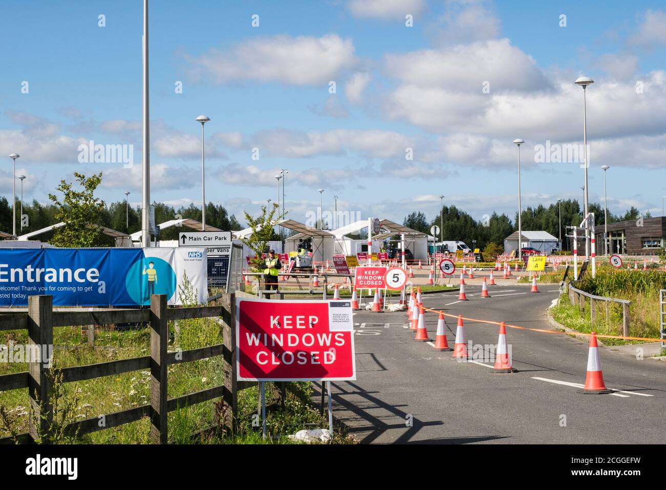 Eingang mit Schildern zu Covid-19 Fahrt durch Testzentrum Standort NHS Coronavirus Test und Trace-Anlage in York, Yorkshire, England, Großbritannien, Großbritannien Stockfoto