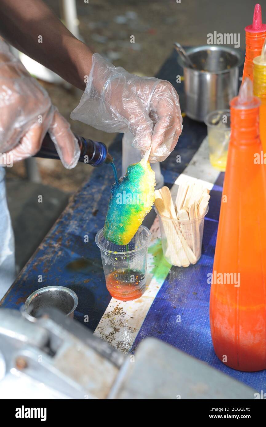 Erfrischende Crushed Ice Cola Herstellung mit Zugabe von gemischten Geschmack, um die Hitze des Sommers zu schlagen. Stockfoto