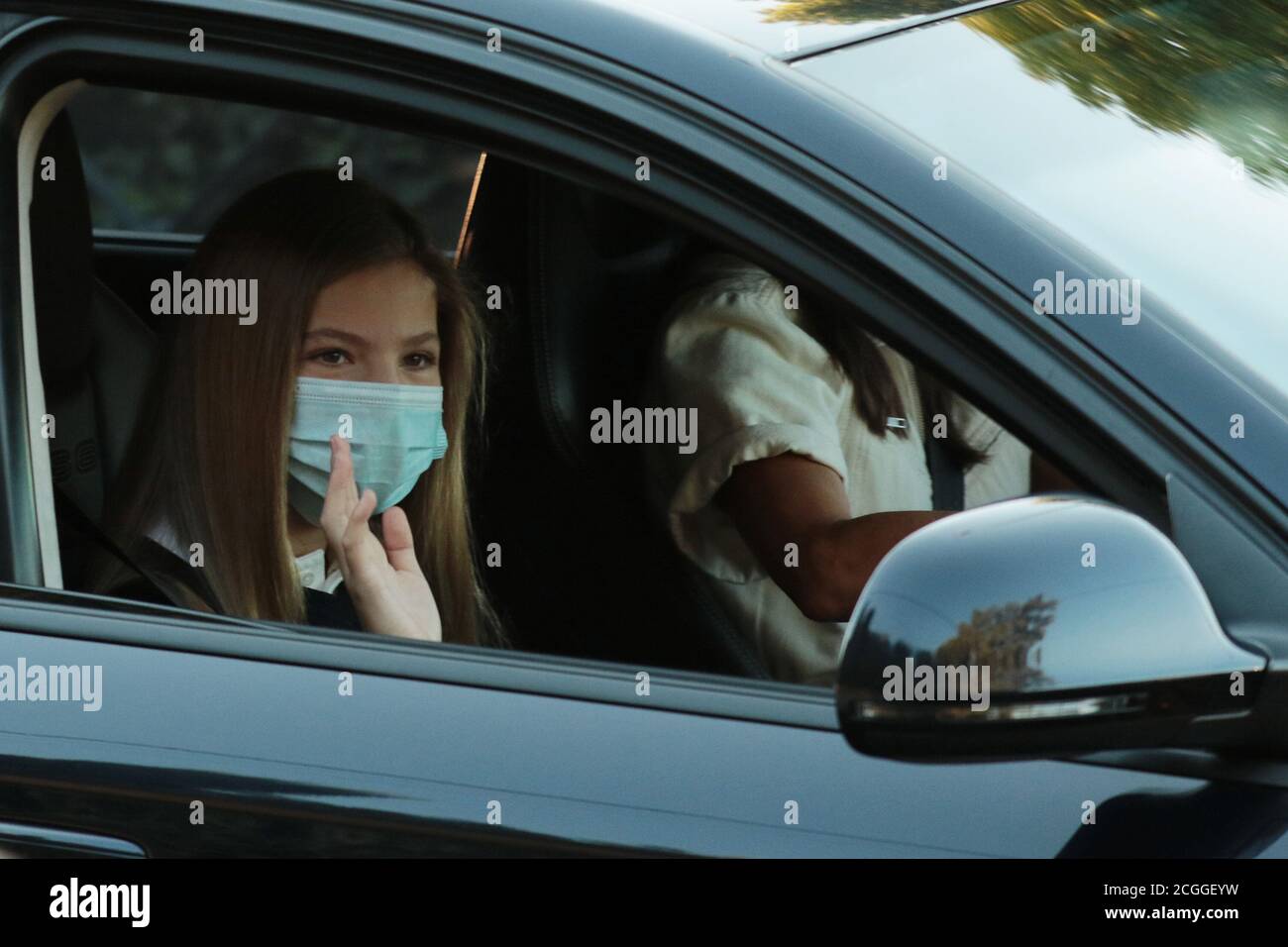 Madrid, Spanien; 11/09/2020.- heute, Freitag, hat die Infanta Sofía, den Unterricht an ihrem ersten Schultag begonnen, nachdem sie einen Großteil des vergangenen Jahres wegen des Coronavirus Online-Unterricht erhalten hat. Gerade die Pandemie hat dazu geführt, dass die Schwestern im Gegensatz zu den Vorjahren in diesem September an verschiedenen Tagen den Kurs begonnen haben. Sofía ist im Zentrum angekommen, begleitet von ihrer Mutter, Königin Letizia, die das Auto fuhr, und auch von ihrer Schwester, Prinzessin Leonor, die zur gleichen Zeit eintrat.die Abwesenheit von König Felipe VI ist auf Gesundheitsempfehlungen zurückzuführen, die nur einer der Eltern beachten sollte Stockfoto